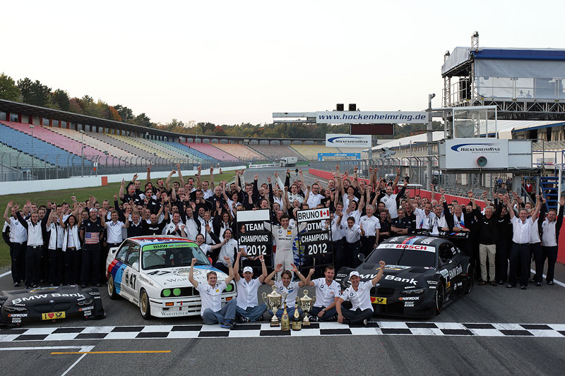 Gruppenfoto der BMW DTM-Fahrer und Teams am Hockenheimring.