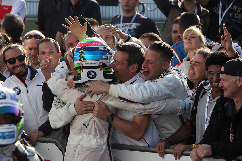 Das BMW Schnitzer Team freut sich ber seinen Erfolg zusammen mit seinem Fahrer Bruno Spengler