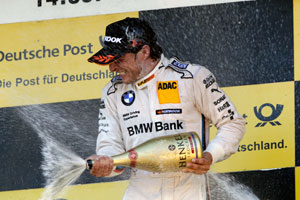   Bruno Spengler feiert auf dem Siegertreppchen mit einer der Champagner-Dusche