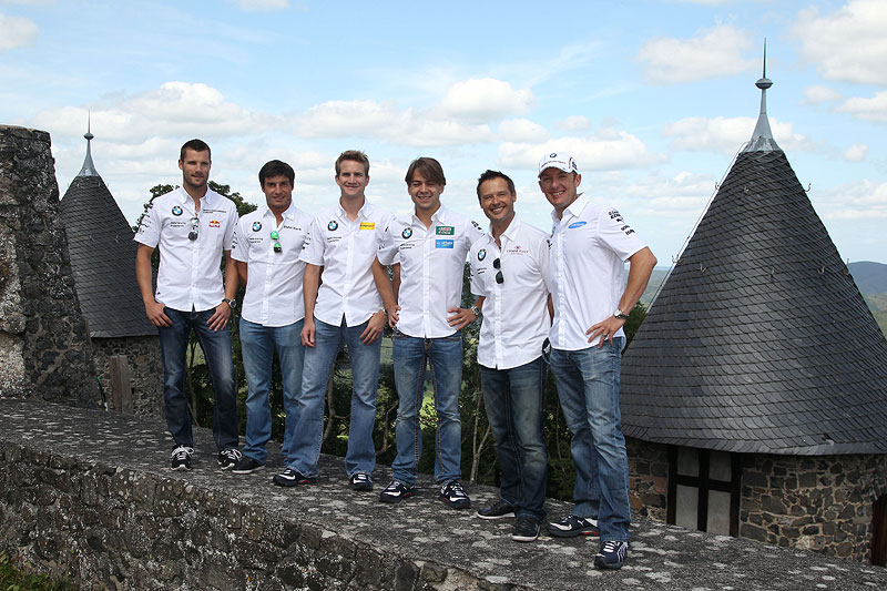 Martin Tomczyk, Bruno Spengler (CA), Dirk Werner (DE), Augusto Farfus (BR), Andy Priaulx (GB) und Joey Hand (US) auf der Nrburg (von links nach rechts).