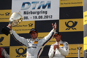Bruno Spengler feiert seinen Sieg am Nürburgring; Martin Tomczyk (rechts) belegte den dritten Platz