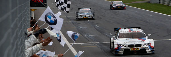 Platz 2 Fahrer Martin Tomczyk im BMW M Perfomance Parts M3 DTM passiert die Zielflagge