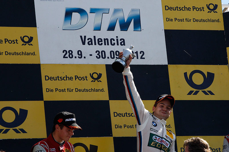 Valencia, 29. September 2012. Augusto Farfus mit Sieger-Pokal auf dem Siegerpodest in Valencia.