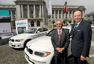 Der Brgermeister von San Francisco, Ed Lee, und Dr. Ian Robertson, Mitglied des Vorstands der BMW AG