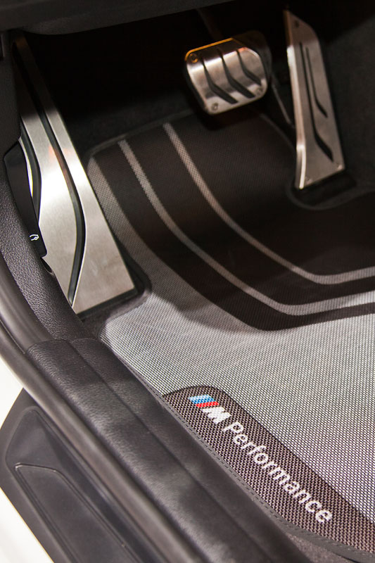 BMW 320d Touring (F31) mit BMW M Performance Fumatte, Edelstahl Fusttze und Pedalauflage