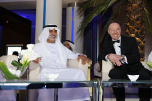 Dr. Ian Robertson, Mitglied des Vorstandes der BMW AG für Vertrieb und Marketing, und Nahyan Bin Mubarak Al Nahyan, Minister für Bildung und Forschung, während der Eröffnungsfeier des Showrooms in Abu Dhabi