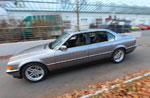 der James Bond BMW 750iL (E38) ist scheinbar fahrerlos unterwegs