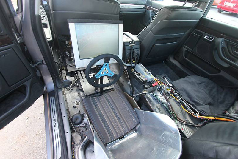 gesteuert wird der James Bond 7er �ber einen liegenden, von au�en unsichtbaren Stuntmen im Fond