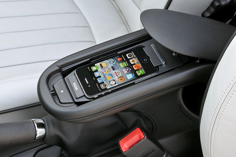 MINI Roadster, iPhone Ladeschale in der Mittelkonsole