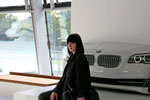 Mode Shooting mit BMW Mitarbeiterinnen: Probe Posing in der BMW Welt.