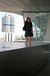 Mode Shooting mit BMW Mitarbeiterinnen: Probe Posing auf den D&auml;chern der BMW Welt.