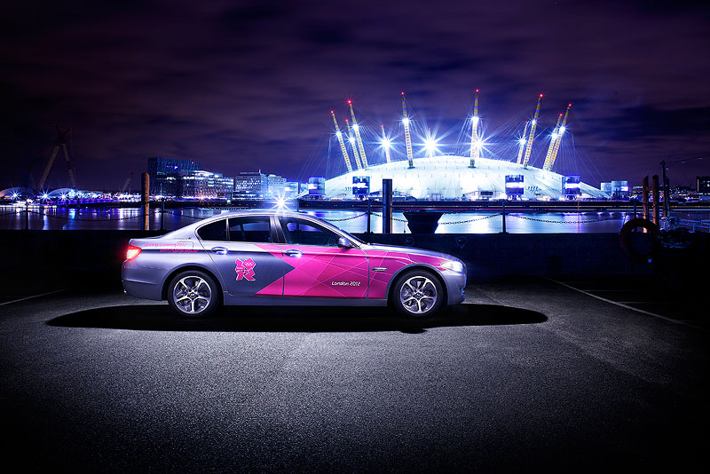 BMW 5er vor der olympischen Kulisse in London