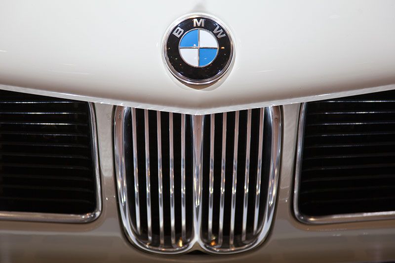 BMW 3,0 S (E3), BMW Logo auf der Motorhaube und BMW Niere