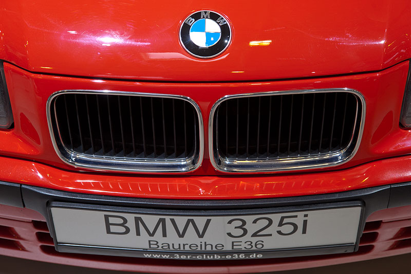 BMW 325i (Modell E36), BMW Logo und BMW Niere