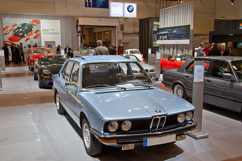BMW 518 (Modell E12) auf dem BMW Messestand, Techno Classica 2012 in Essen