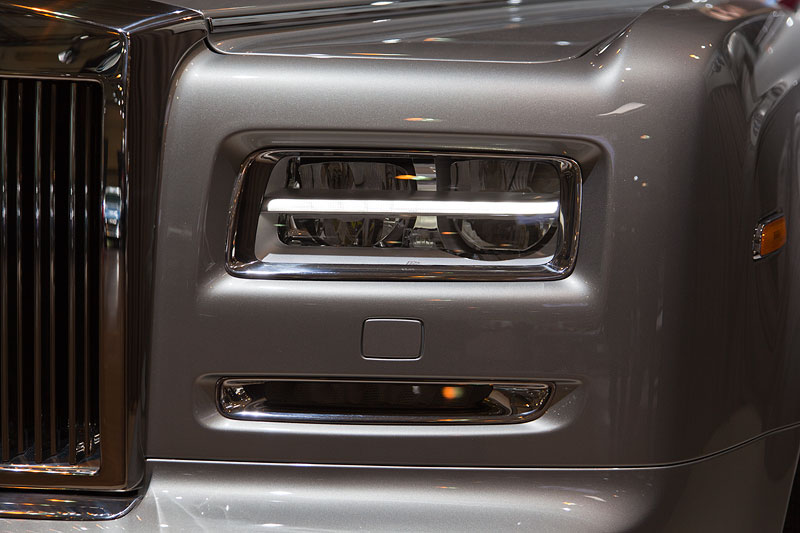 Rolls-Royce Phantom Series II, das erste Auto, das serienmäßig mit LED-Scheinwerfern ausgestattet ist
