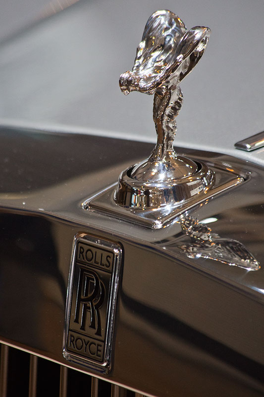 Rolls-Royce Phantom Series II, Emily auf der Motorhaube