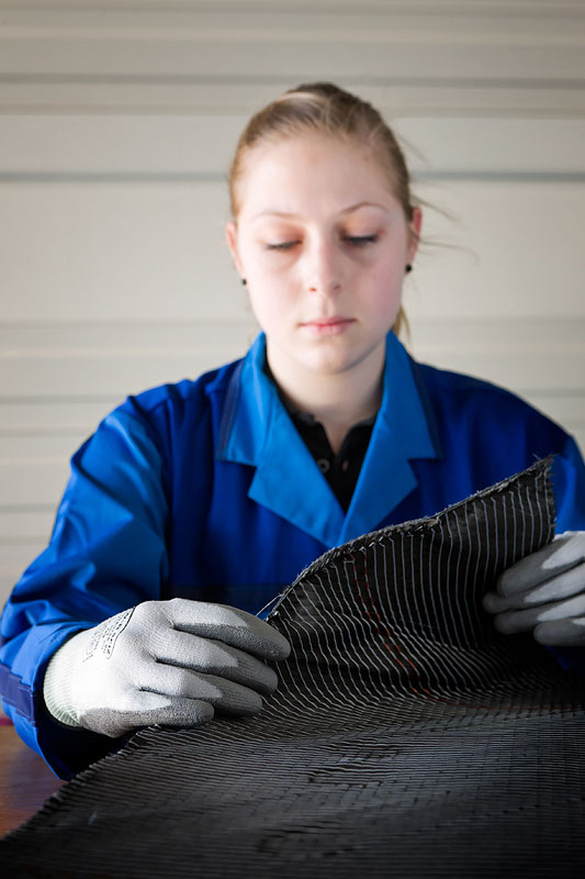BMW Werk Landshut: neues Innovations- und Produktionszentrum CFK - eine Mitarbeiterin pr�ft die Qualit�t der Carbonfasergewebe
