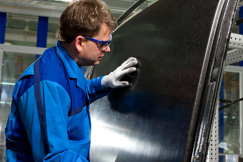 BMW Werk Landshut: neues Innovations- und Produktionszentrum CFK - ein Mitarbeiter pr�ft die Qualit�t und Oberfl�chenbeschaffenheit eines gefertigten CFK-Dachs