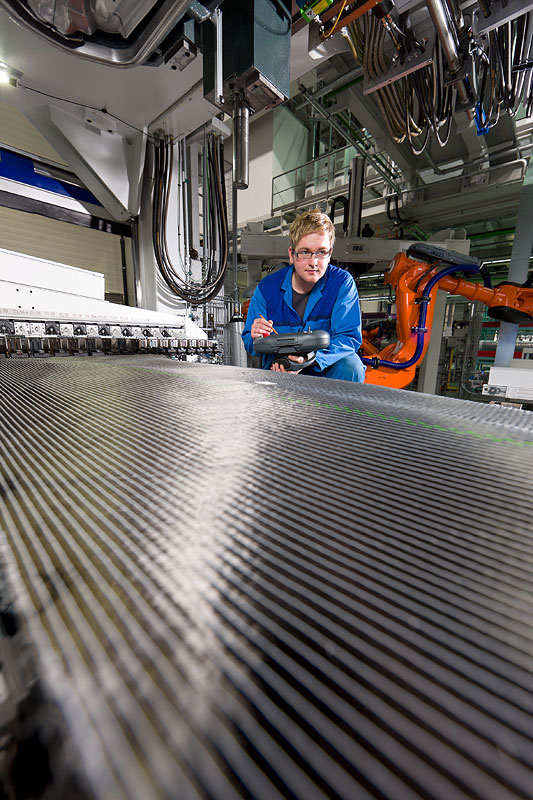 BMW Werk Landshut: neues Innovations- und Produktionszentrum CFK - Mitarbeiter an einer Preformanlage f�r CFK-Bauteile, Qualit�tskontrolle und Anlagenprogrammierung