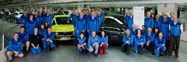 Aus 1 mach 6 Millionen: Mitarbeiter aus dem BMW Werk Dingolfing begren zusammen mit Werkleiter Wolfgang Stadler den sechsmillionsten BMW 5er.