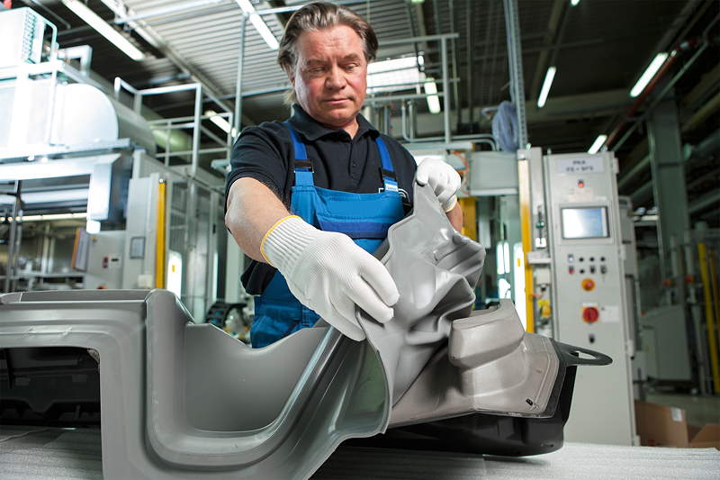 BMW Werk Landshut: Cockpit und Ausstattung: Cockpitfertigung BMW i, Innovation Dummyhaut.