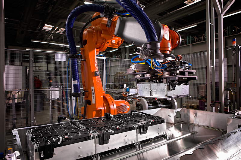 BMW i3 Produktion BMW Werk Dingolfing: Einsetzen der Module in die Batteriewanne des Hochvoltspeichers.