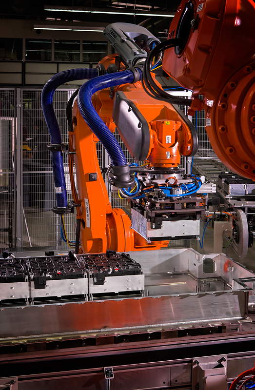 BMW i3 Produktion BMW Werk Dingolfing: Einsetzen der Module in die Batteriewanne des Hochvoltspeichers.