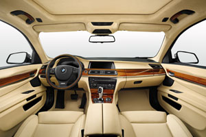 BMW Individual 7er Limousine Langversion (F02 LZI) – Innenraum: BMW Individual Volllederausstattung Merino Feinnarbe Champagner – Interieurleiste: BMW Individual Edelholzausführung Satin-Nussbaum Honigbraun.