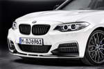 Das neue BMW 2er Coup mit BMW M Performance Zubehr, u. a. mit schwarzem Frontziergitter fr die BMW Niere.