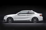 Das neue BMW 2er Coup mit BMW M Performance Zubehr: Seitenschwellerfolierung mit M Performance Schriftzug und BMW M Performance Akzentstreifen.