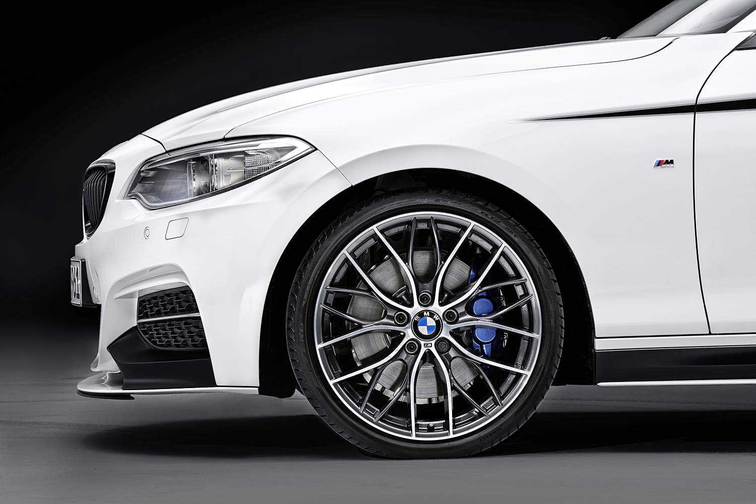 Foto: Das neue BMW 2er Coupé mit BMW M Performance Zubehör