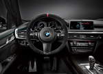 BMW M Performance Sportlenkrad mit roter Mittenmarkierung, Gangwahlschalter mit Carbon-Oberflche, Gas- und Bremspedal sowie Fahrerfusttze in Edelstahl-Ausfhrung, sowie BMW M Performance Fumatten.