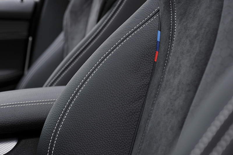 BMW X5 M50d, Sitz mit M-Symbol-Farben
