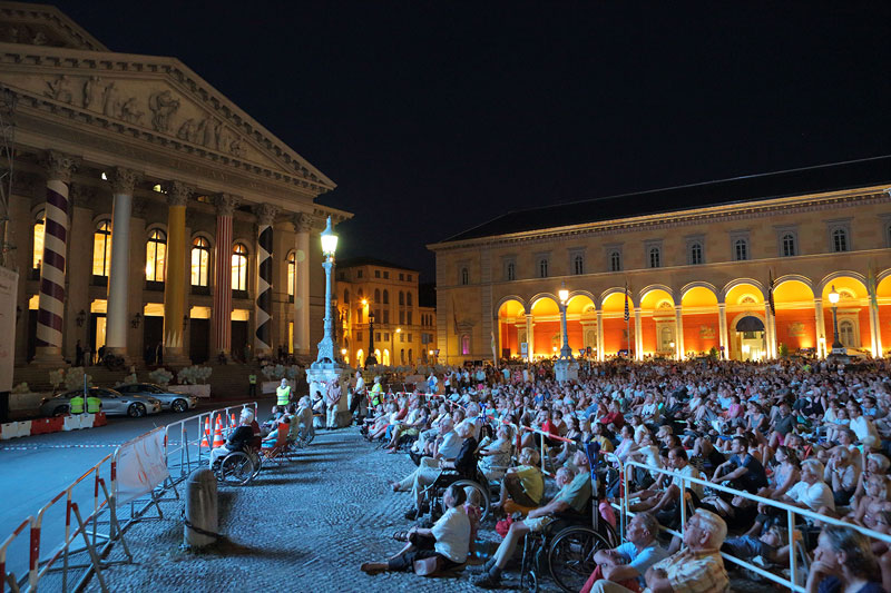 Zahlreiche Gste bei der Live-Opernbertragung von 'Boris Godunow' am 26.7.2013 vor der Bayerischen Staatsoper