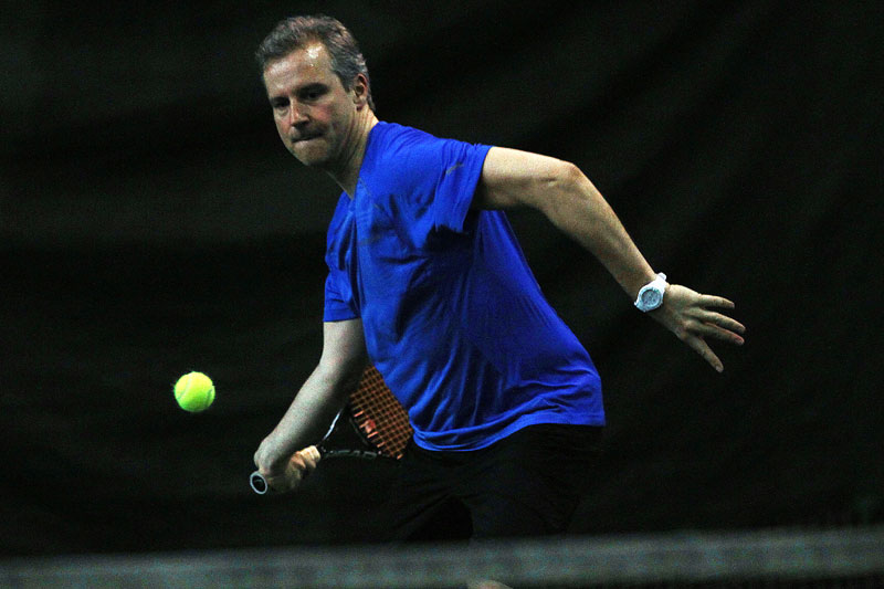 BMW Motorsport Direktor Jens Marquardt beim Tennisspielen.