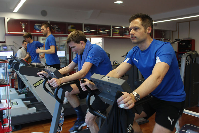 Augusto farfus (BR), Martin Tomczyk, Dirk Werner (DE) und Andy Priaulx (GB) beim Fitness-Training.