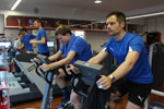 Augusto farfus (BR), Martin Tomczyk, Dirk Werner (DE) und Andy Priaulx (GB) beim Fitness-Training.