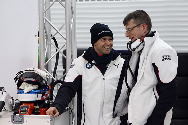 Thomas Biagi und BMW-Ingenieur Chris Dyer am 24.01.13 in Valencia