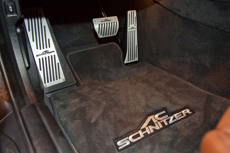 AC Schnitzer ACS5 3.5d auf Basis des BMW 5er Touring, AC Schnitzer Fumatte und AC Schnitzer Pedale