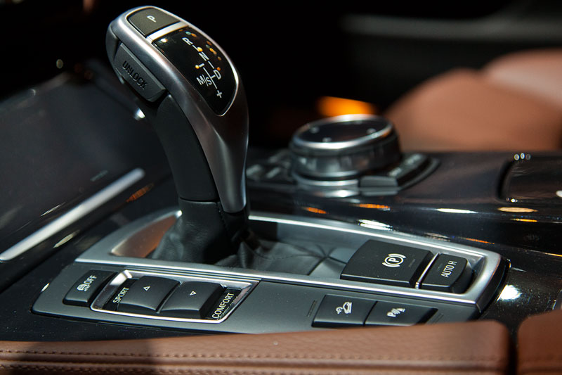 AC Schnitzer ACS5 3.5d auf Basis des BMW 5er Touring, iDrive Touch-Controller neben dem Automatik-Whlhebel