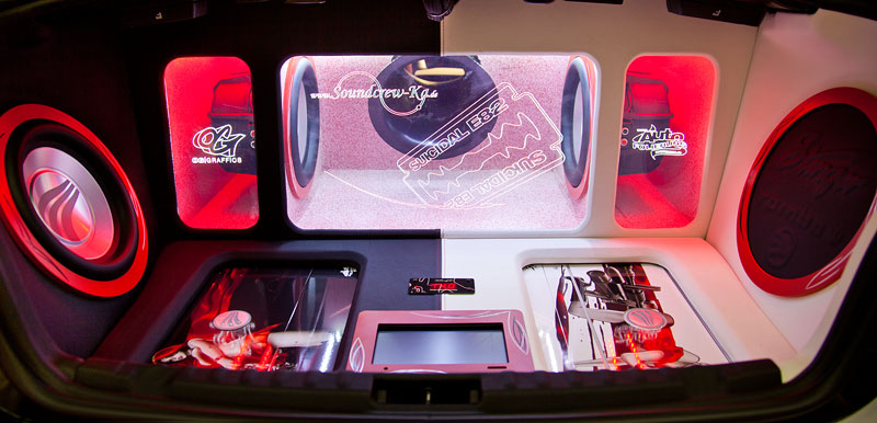 Essen Motor Show 2013: BMW 135i mit GFK Showausbau von der Soundcrew Karlsruhe