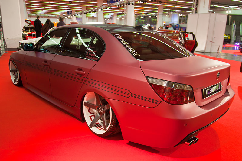 Essen Motor Show 2013: BMW 550i (E60), Baujahr 2006, Komplett-Folierung in cherry-red matt-metallic und black brushed