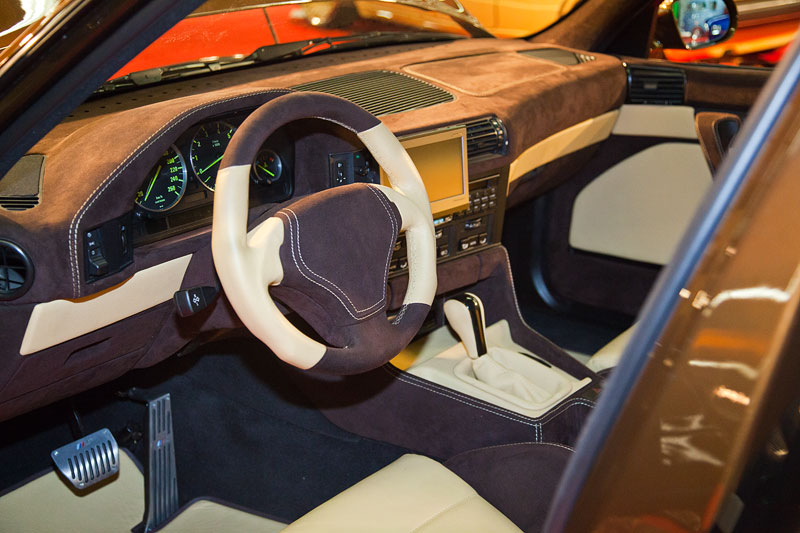 Essen Motor Show 2013: BMW 525iA, komplette Voll-Lederausstattung in lichtgelbem Leder und braunem Alcantara, gelbe Ziernhte