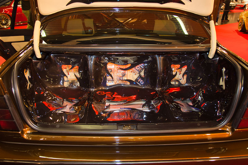 BMW 525iA mit Gfk Showausbau im Kofferraum