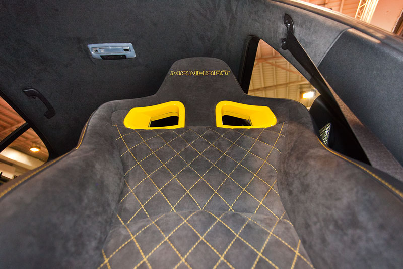 Essen Motor Show 2013: Manhart MH1 400 auf Basis BMW M 135i mit Alcantara Innenausstattung, u. a. Alcantara Dachhimmel
