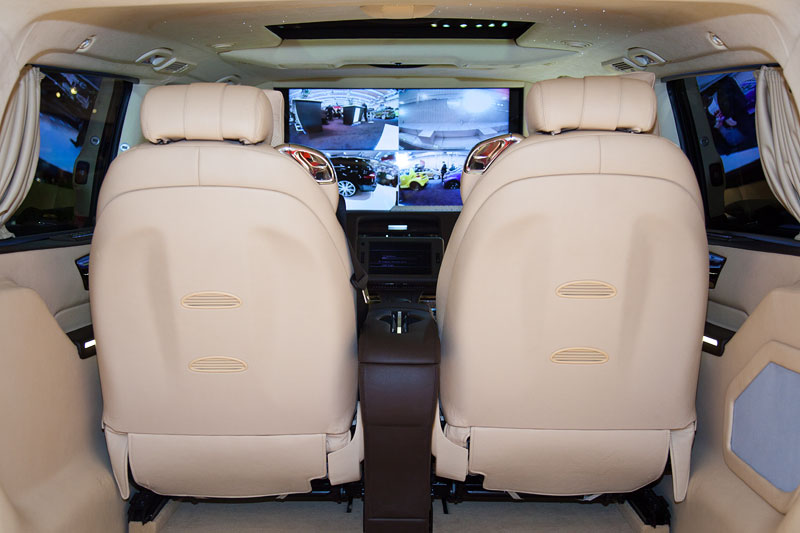 Essen Motor Show 2013: Brabus Multimedia Bus auf Basis eines Mercedes Transporter