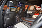 Brabus 850 6.0 BiTurbo 'iBusiness', Fond mit serienmäßigen Monitoren an den Sitzen und großem, klappbarem Monitor in der Dachmitte