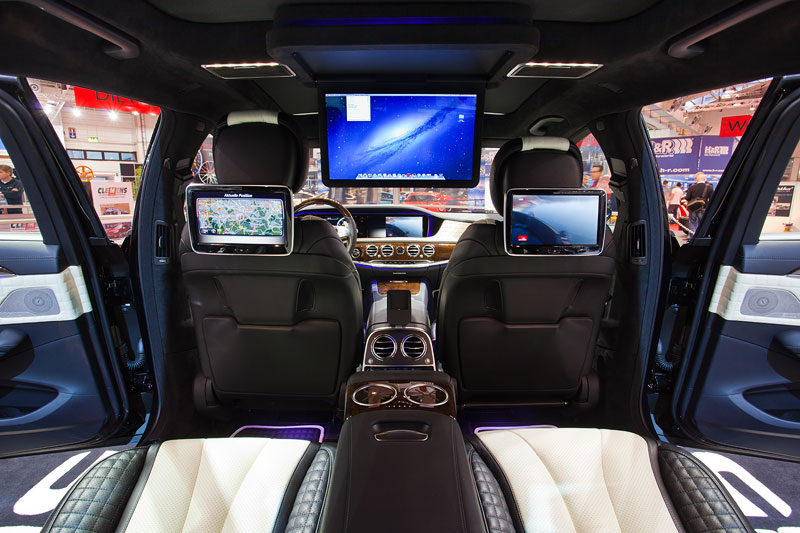 Brabus 850 6.0 BiTurbo 'iBusiness', Fond mit serienmigen Monitoren an den Sitzen und groem, klappbarem Monitor in der Dachmitte