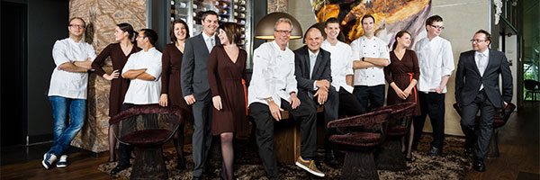 Chefkoch Bobby Bräuer und sein Team im EssZimmer in der BMW Welt.